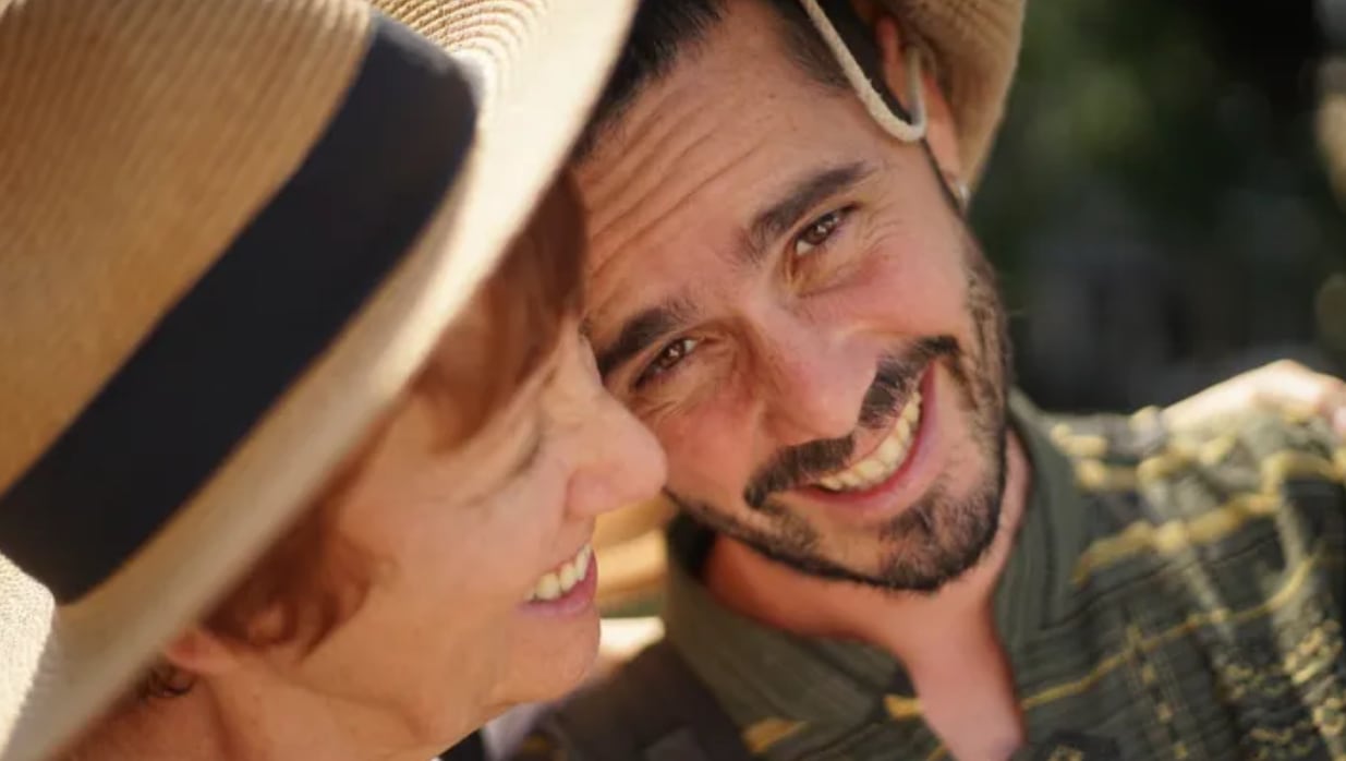 El buceador Adrián Palomino Plaza con su madre. (Gofundme)