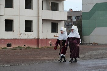 Mujeres vestidas con ropa tradicional