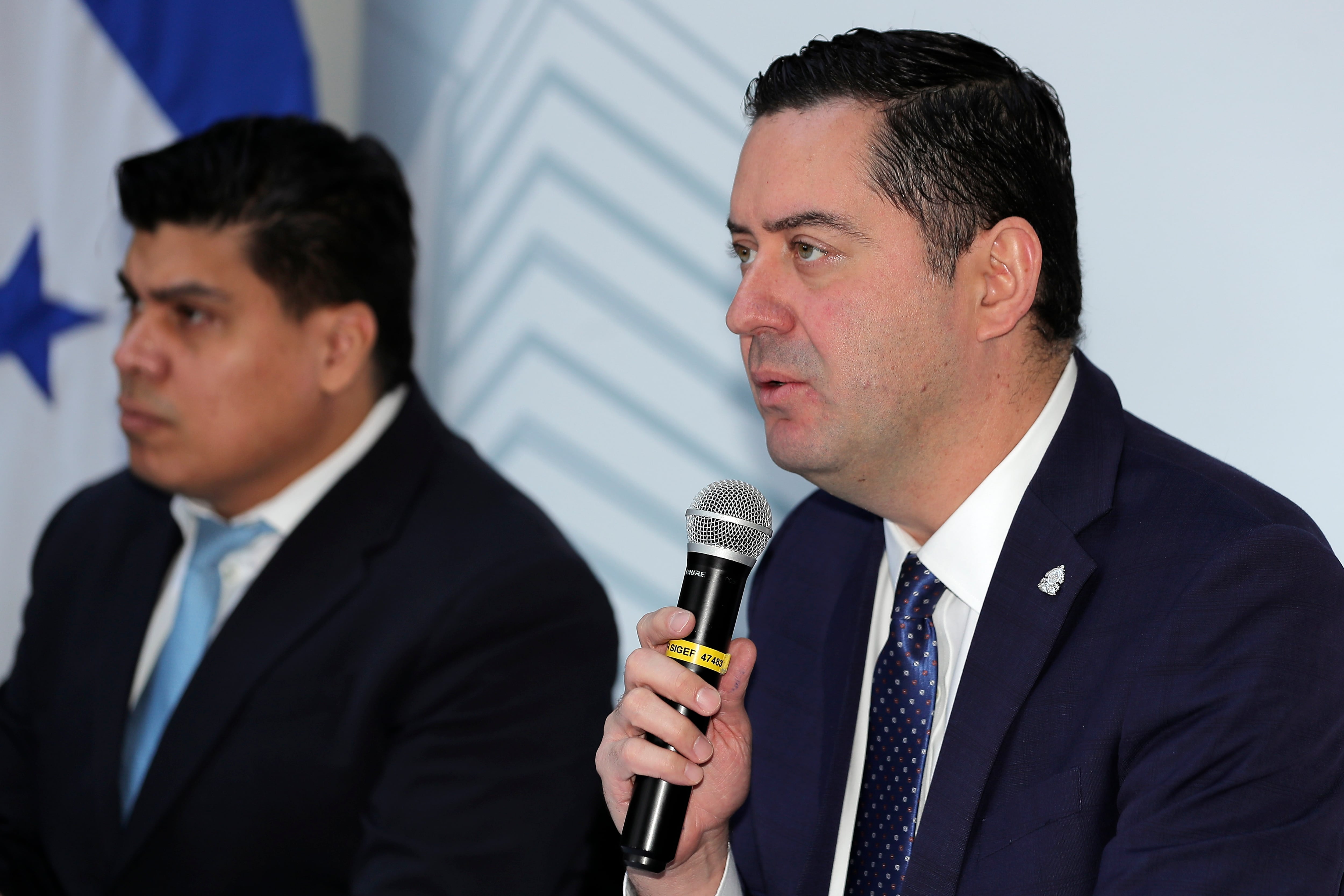 El secretario de Finanzas, Emilio Hernández, confirmó que la delegación trabajará durante dos semanas con representantes del Gobierno y del sector privado. (Foto: EFE/ Gustavo Amador)