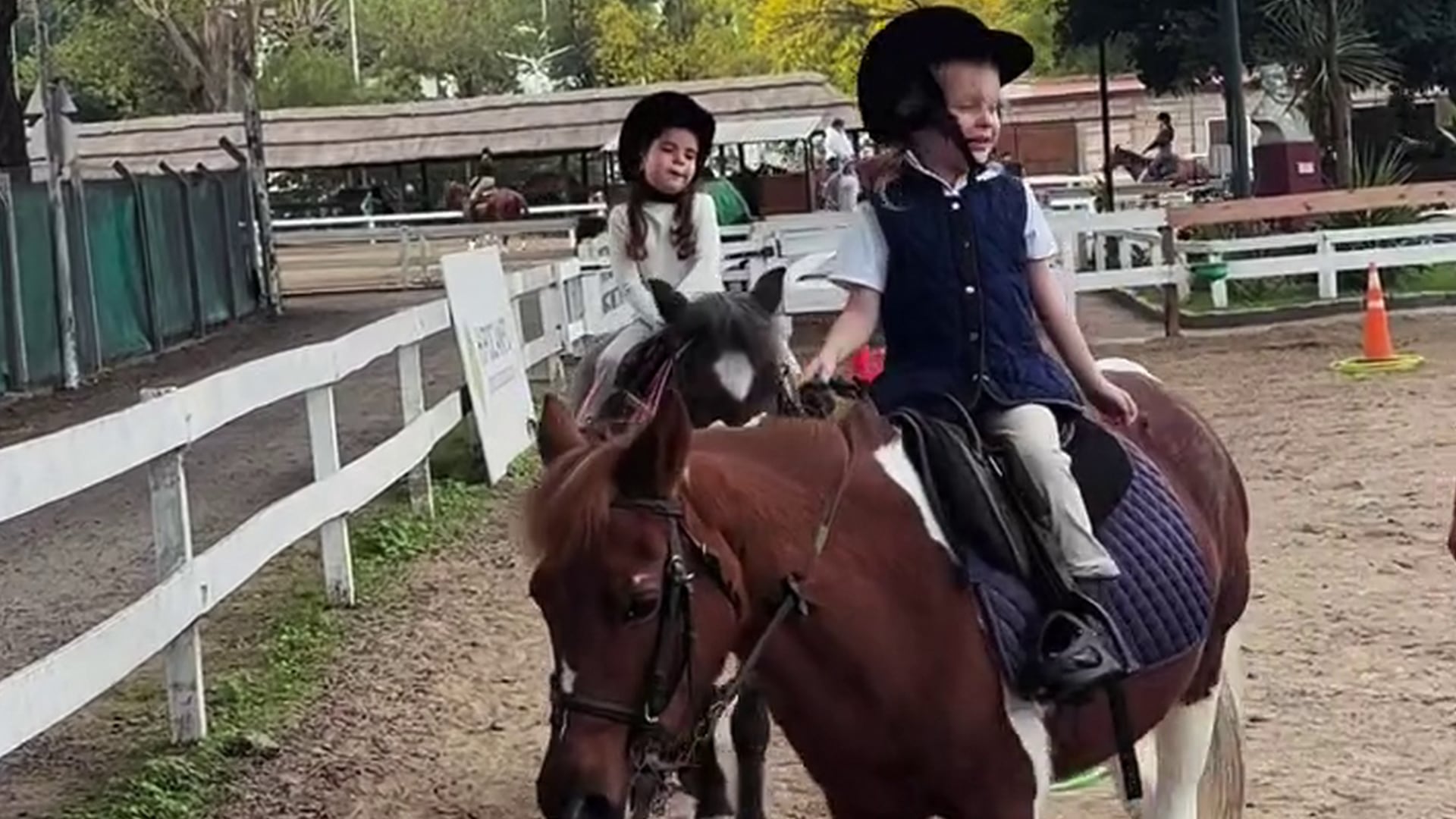 Ana García Moritán y Sarah Burlando comparten risas y aprendizaje mientras participan en su clase de equitación a lomos de adorables ponis.