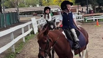 El tierno mensaje de Pampita para su hija Anita y Sarah Burlando al montar a caballo: las imágenes