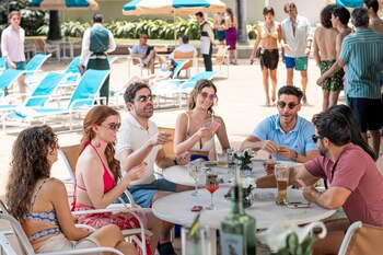 La plataforma presenta la serie basada en la novela de Ángela Becerra, protagonizada por Manolo Cardona y Carolina Miranda. El estreno abarca los primeros cinco episodios y el resto irá liberándose cada semana en abril y mayo