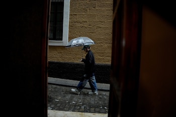 Transeuntes bajo sus paraguas durante