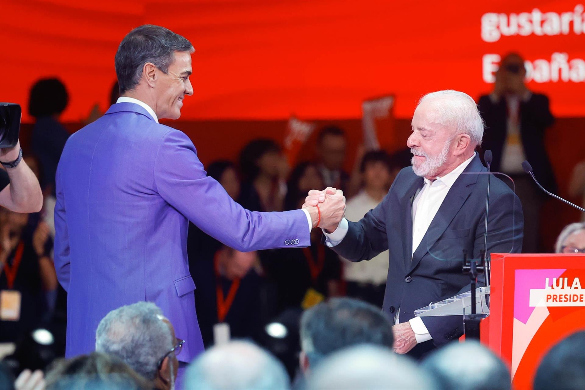 Los 'barones' del PSOE felicitan a Lula por su victoria electoral en Brasil y destacan el retroceso de la ultraderecha