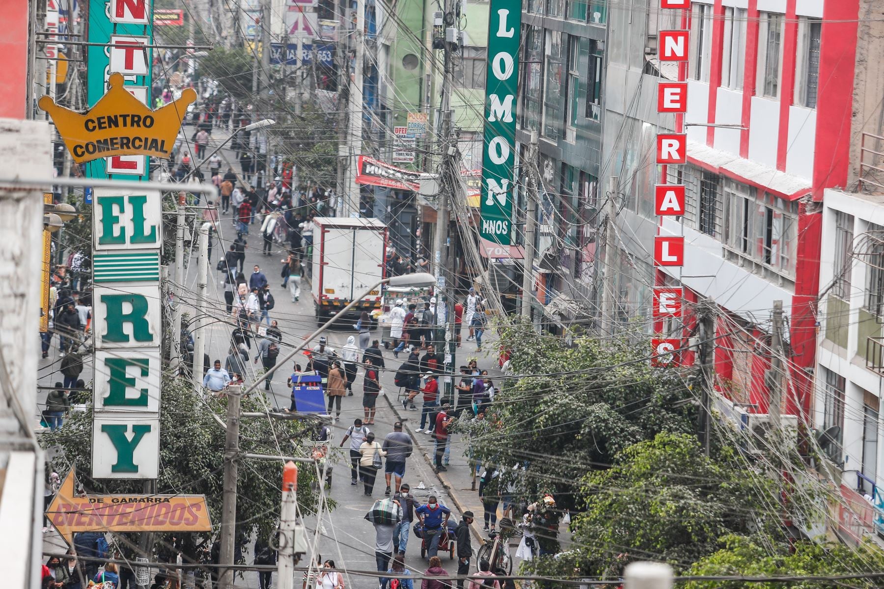 Algunos comerciantes se han organizado para hacer frente al cobro de cupos que viven a diario. - Crédito: Andina