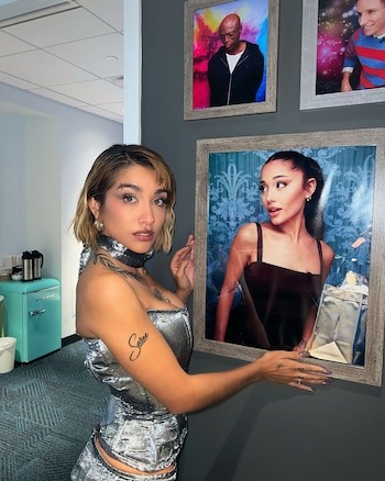 María Becerra con el cuadro