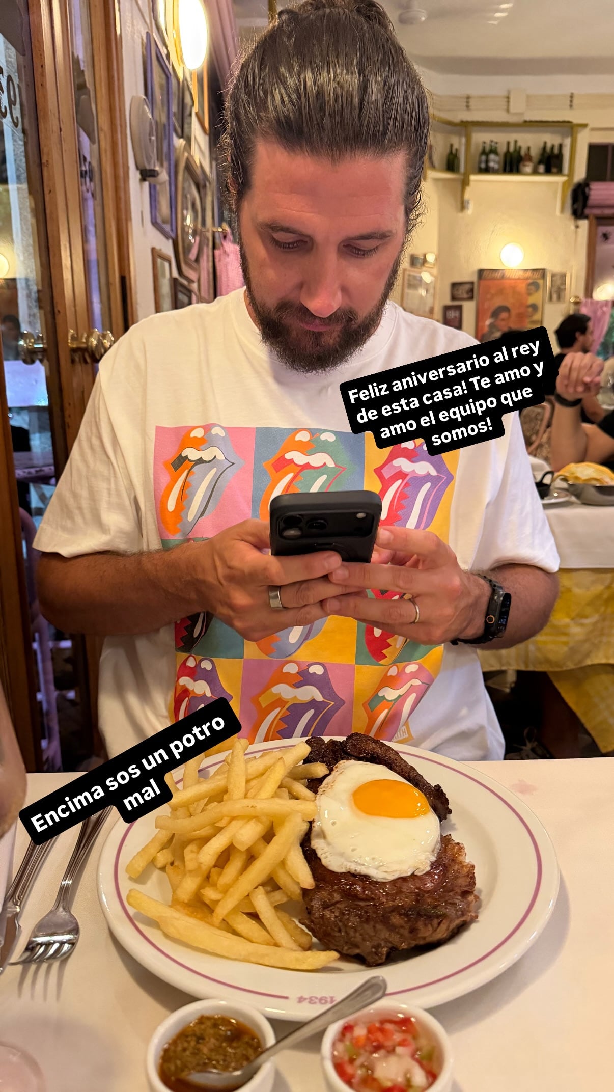 La pareja marcó este nuevo año de casados con una cena ellos dos solos