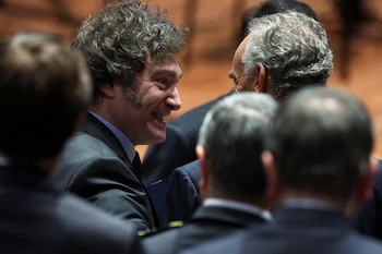 Javier Milei y Marcelo Mindlin durante un acto oficial en el Palacio Libertdad, (Buenos Aires, Argentina)