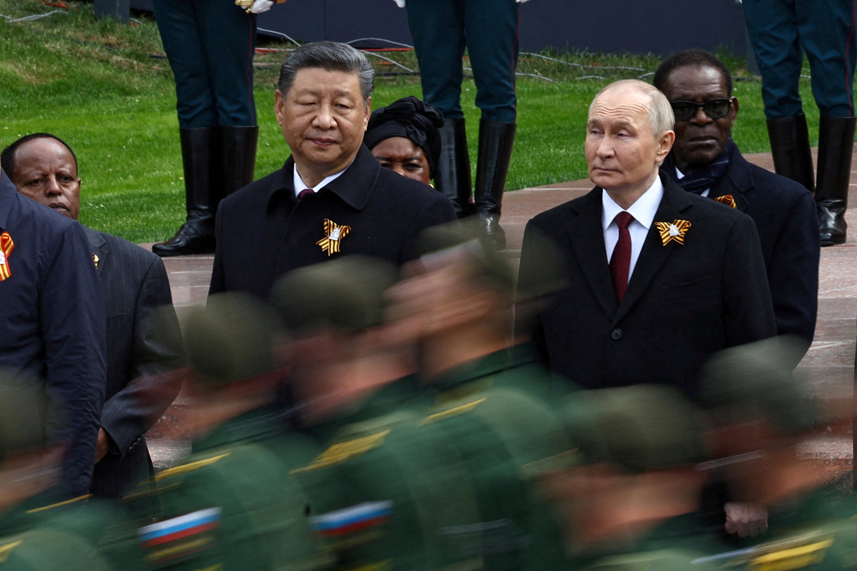 Putin y Xi Jinping en Moscú, mayo de 2025. China entrenó en secreto a 200 militares rusos que luego combatieron en Ucrania, según inteligencia europea. (Evgenia Novozhenina/Reuters)