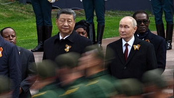 Leaders attend flower-laying ceremony on