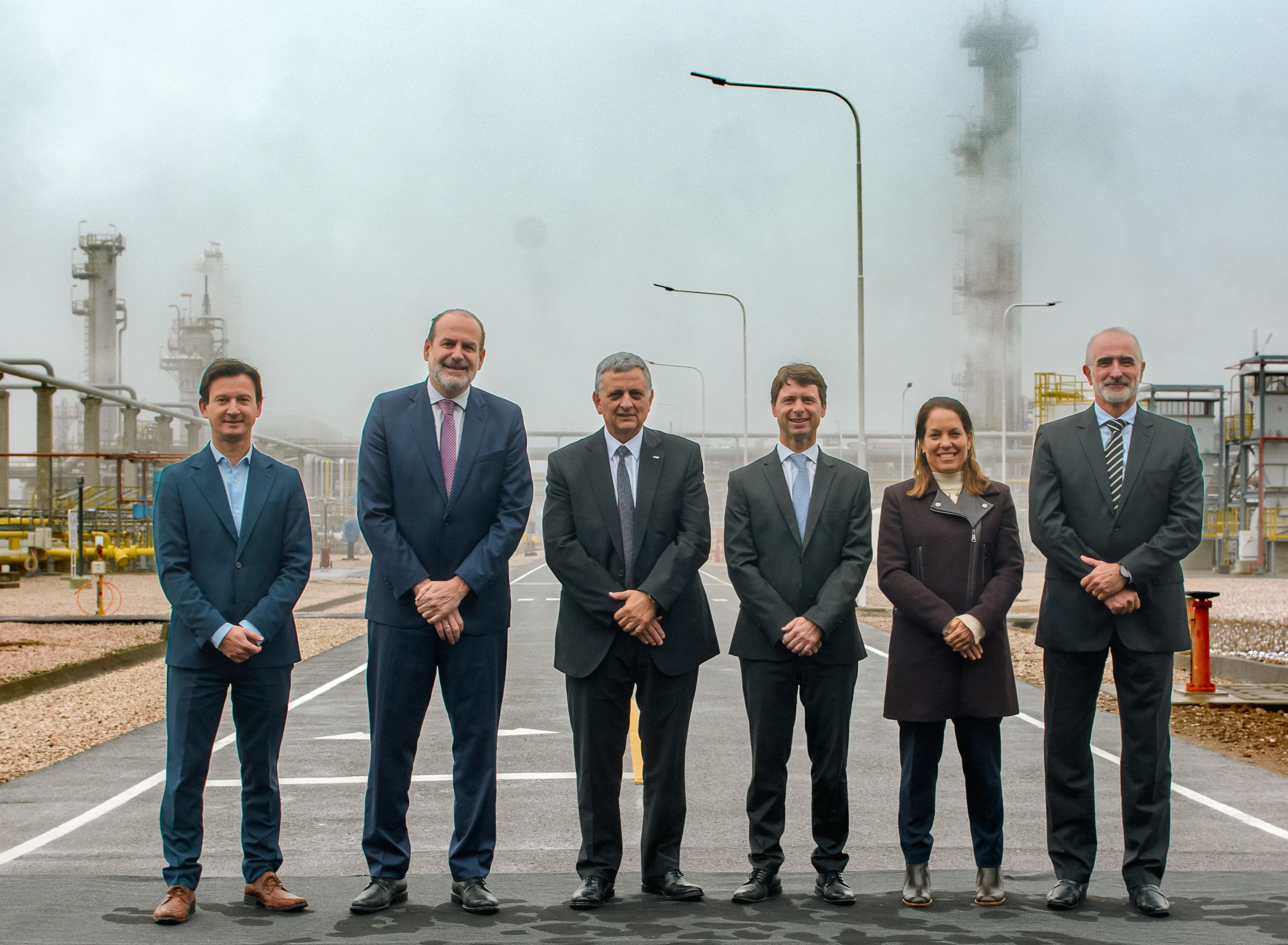 El presidente y CEO de YPF, Horacio Marín, encabezó el acto de inauguración del nuevo Tren de Fraccionamiento de Compañía Mega en Bahía Blanca, junto al intendente Federico Susbielles y representantes de Petrobras y Dow, las otras dos empresas accionistas de la compañía. (Compañía Mega)