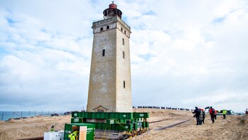 Hombres trabajan en el faro
