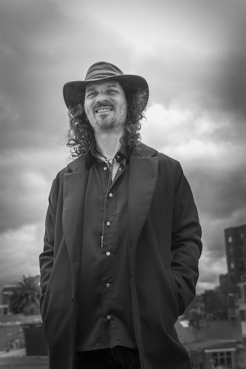 Los cimientos de la banda comenzaron a definirse en 1995, cuando Leguizamo y Carlos Reyes coincidieron en sus estudios universitarios y colaboraron en el grupo Blutsauger.