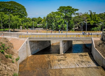 El Salvador inaugura el nuevo puente de Villa Lourdes en La Libertad Oeste para restablecer la conectividad cortada por tormentas. (Cortesía: Secretaría de Prensa de la Presidencia)