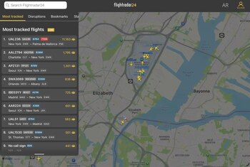 Captura de pantalla de Flightradar24 mostrando el seguimiento de vuelos en el área de Newark, destacando el vuelo UA236 como el más rastreado y su ruta regresando a Newark