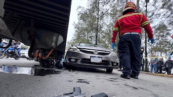 Asalto en Guatemala terminó en caos: un sospechoso muerto entre un camión, un herido y un supuesto cómplice fugado