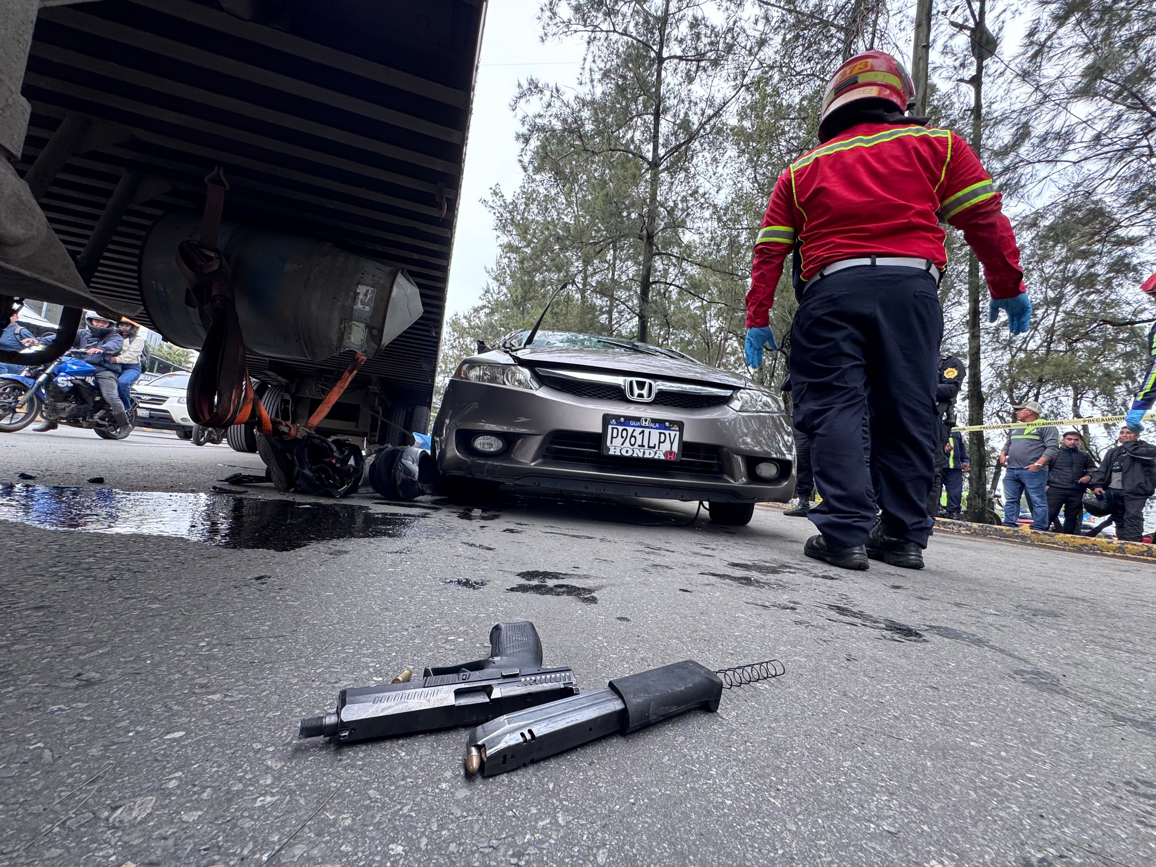 Un presunto asaltante de 25 años murió en la calzada Roosevelt tras chocar en motocicleta contra un camión y un automóvil. (Bomberos Municipales de Guatemala)