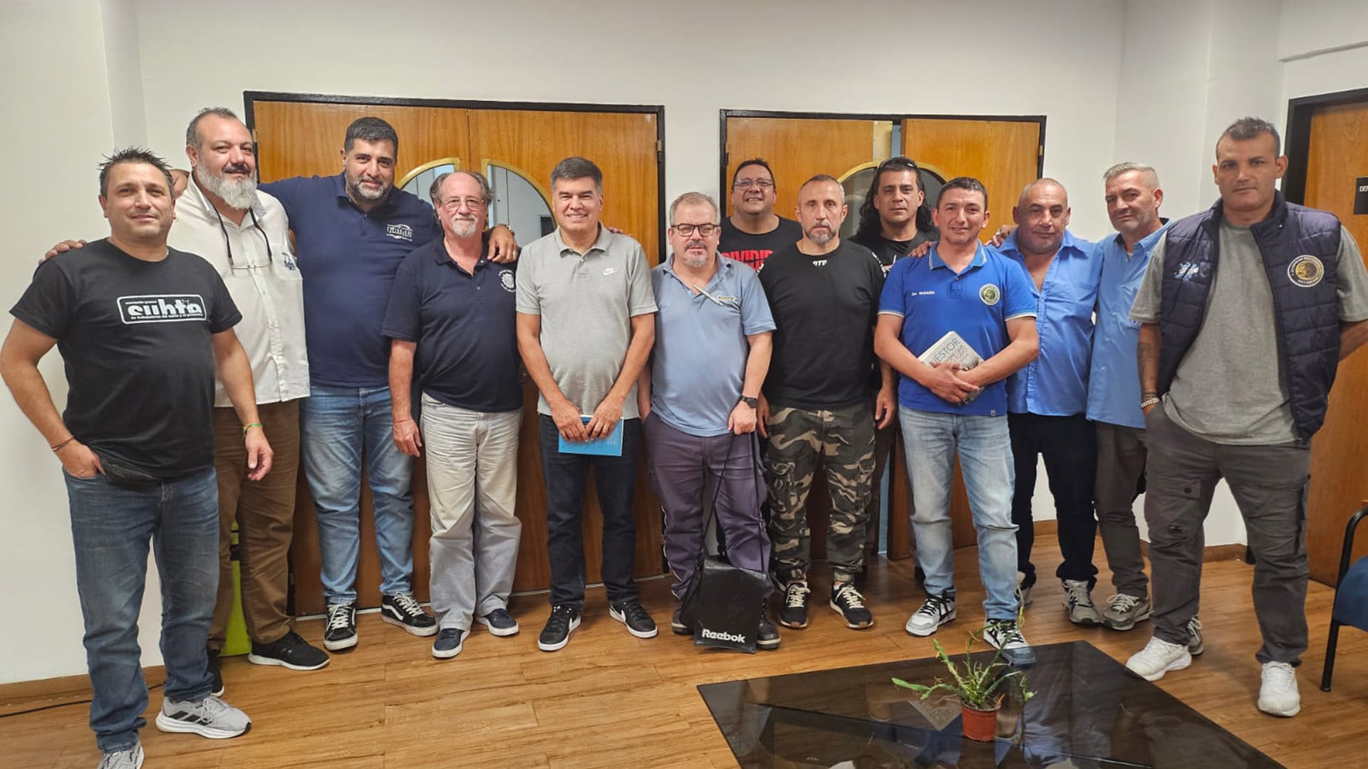 Dirigentes de la UTA como Alberto Patiño (quinto, desde la izquierda) y de Metrodelegados se suman al FRESU