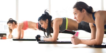 Gede Foster, directora de fitness y rendimiento, presenta un método que promete maximizar los beneficios de la plancha