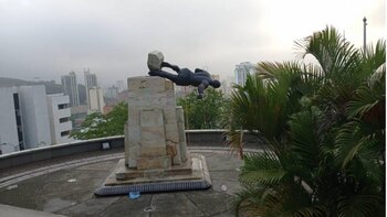 Sie befehlen, die Statue von