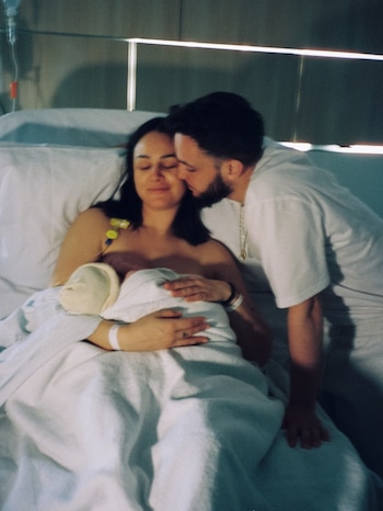 C. Tangana y Rocío Aguirre en la cama del hospital junto a su hijo recién nacido