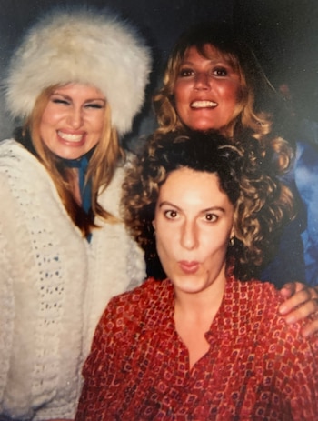 Jennifer Coolidge, a la izquierda,