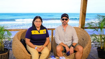 Alejo Campos, director de Surf City, durante una entrevista con YSKL en la playa El Tunco, donde se disputa el ISA World Junior Surfing Championship 2026 (Cortesía: Secretaría de Prensa).