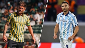 Dos futbolistas, uno con camiseta a rayas amarillas y verdes de Aldosivi y otro con camiseta a rayas celestes y blancas de Racing Club, posan en el campo