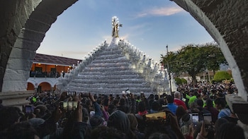 Arman en Ayacucho el anda más grande del mundo para la procesión del Señor de Pascua de Resurrección en Semana Santa