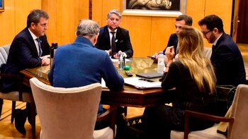 El ministro de Economía junto