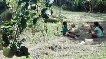 Dos niños del barrio Esperanza