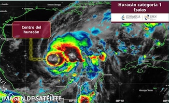 Mapa satelital con radar meteorológico y etiquetas que indican la ubicación del centro del huracán Isaías