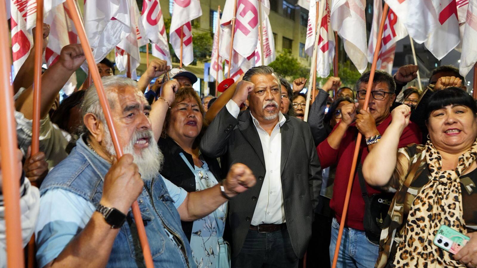 La propuesta para aumentar las pensiones de los maestros y cesantes jubilados sigue dando vueltas en el Congreso. - Crédito SUTEP