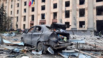 Así quedó la zona del edificio de la administración regional, que fue golpeado por un misil según los funcionarios de la ciudad, en Jarkov, Ucrania, en esta imagen distribuida publicada el 1 de marzo de 2022 (Reuters)