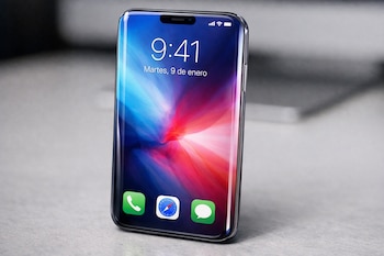 Prototipo de iPhone con pantalla curva en sus cuatro bordes, mostrando la hora '9:41', la fecha 'Martes, 9 de enero' y tres iconos de aplicaciones.