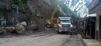 Vía al llano cerrada tras el sismo del 17 de agosto.