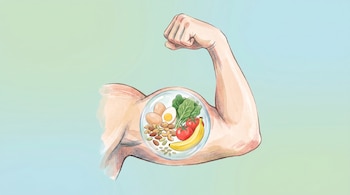 Ilustración de un bíceps forzado con una burbuja transparente que contiene huevos, frutos secos, vegetales, tomates, banana y semillas sobre un fondo pastel degradado.