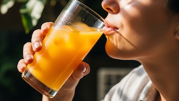 Jugo de naranja y perejil: