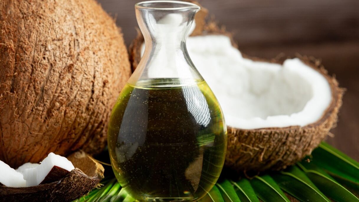 El aceite de oliva destaca como la mejor alternativa para la cocina diaria por sus beneficios nutricionales y efectos positivos en la salud (Freepik)