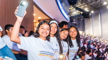 Varias jóvenes sonríen y muestran