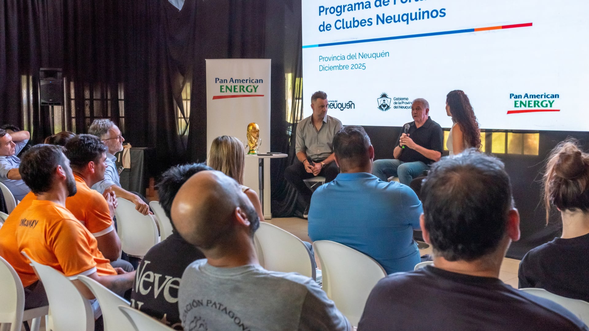 El ex futbolista y entrenador argentino, Jorge Burruchaga brindó una charla en el marco del Programa de Fortalecimiento de Clubes Neuquinos (PAE)