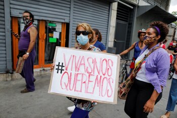 A woman holds a sign during a protest of the Tinta Violeta feminist collective to mark International Women's Day, in Caracas, Venezuela March 8, 2021. The sign reads: "We want us alive." REUTERS/Leonardo Fernandez Viloria NO RESALES. NO ARCHIVES