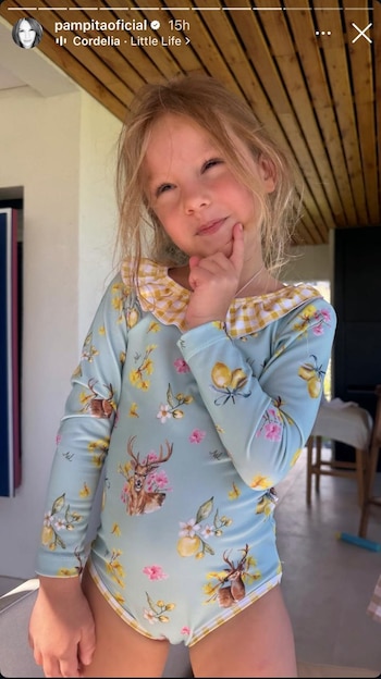 La pequeña posó a pura