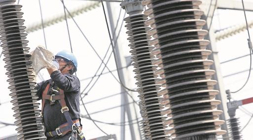 Los aisladores eléctricos son componentes clave para el funcionamiento seguro de la red y evitan fugas de energía en líneas de alta tensión