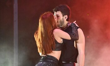 El cantante colombiano dejó con la boca abierta a los asistentes del Auditorio de Starlite Occident en Marbella cuando besó a su bailarina.