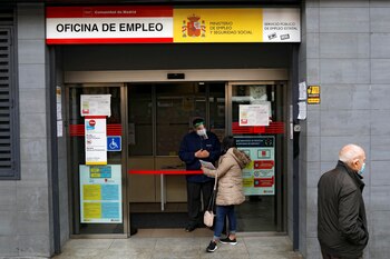 La brecha que divide las interacciones de las personas en la esfera privada y la pública es cada vez más evidente, y la pandemia de COVID-19 la hizo inocultable. (REUTERS/Susana Vera)