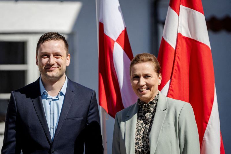 Imagen de archivo de la primera ministra danesa, Mette Frederiksen (dcha), durante una reunión con el primer ministro de Groenlandia, Jens-Frederik Nielsen, en la residencia oficial de Marienborg (Reuters)
