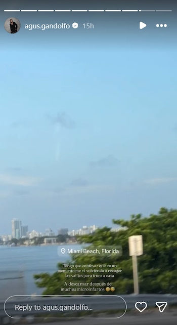 Pantallazo de historia de Instagram de Agus Gandolfo con cielo azul, ciudad costera, mar, vegetación, cartel de ubicación Miami Beach, Florida y texto en español
