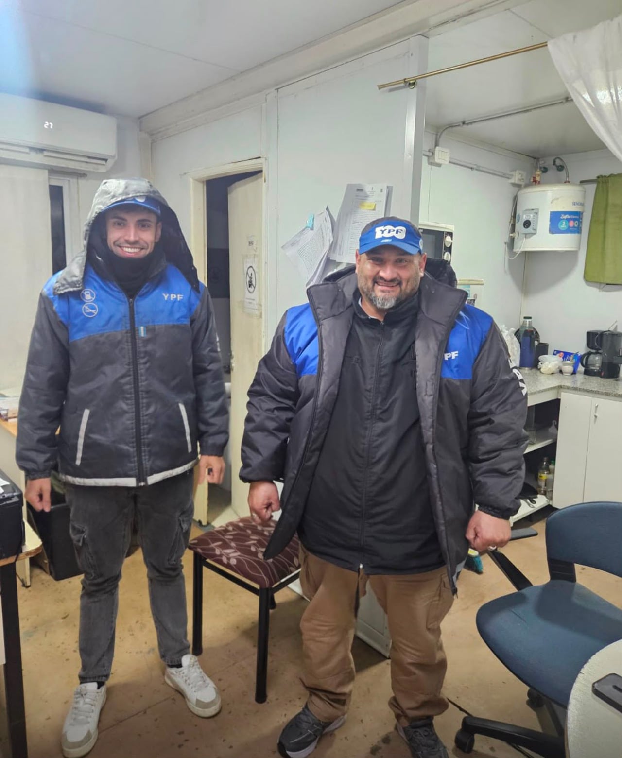 Dos agentes policiales disfrazados de playeros con uniformes de YPF
