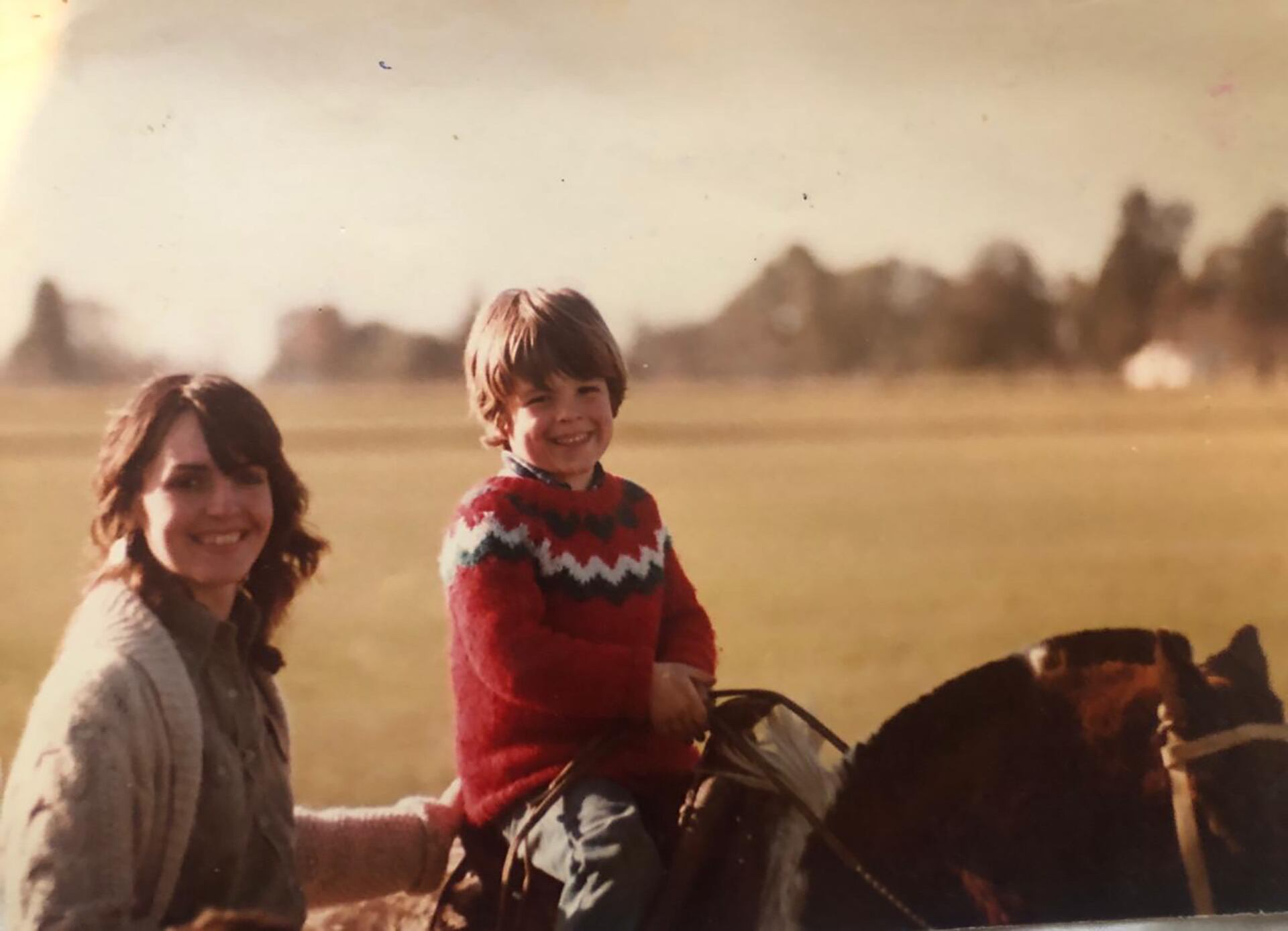 En el campo con su madre, Ana, pilar fundamental en su vida